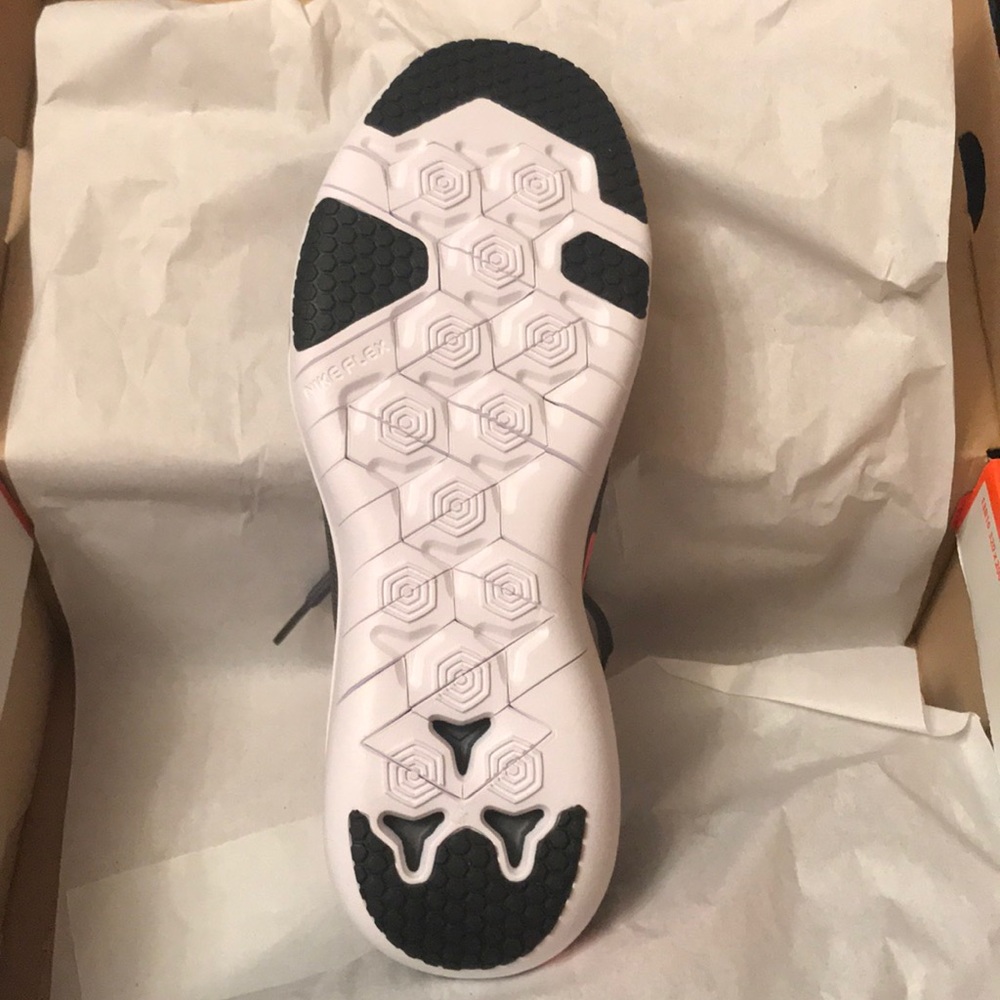 BRAND NEW AUTHENTIC NIKES! - Picture 4 of 8